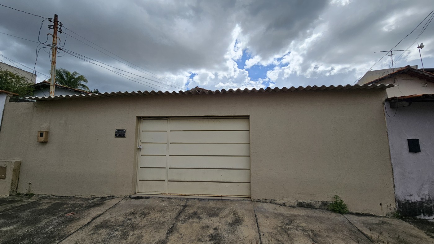 Casa à venda com 3 quartos, 300m² - Foto 1