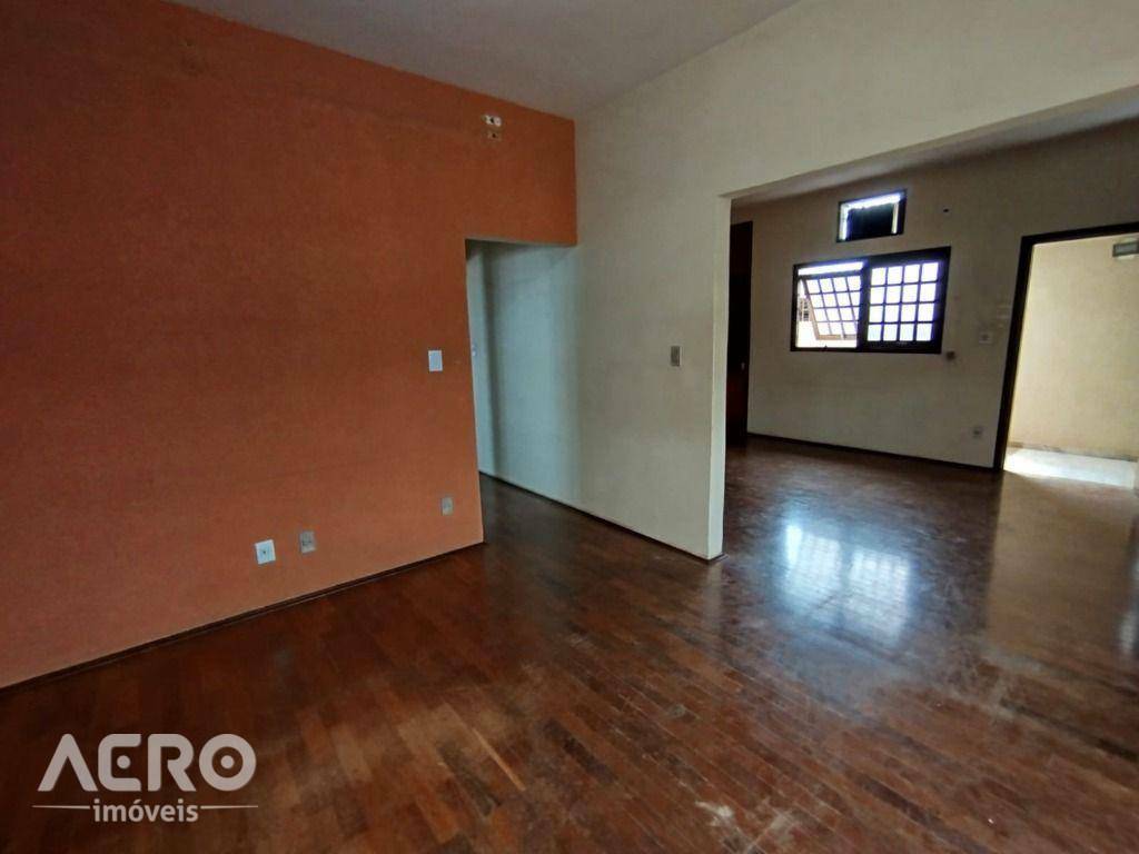 Casa, 4 quartos, 220 m² - Foto 2