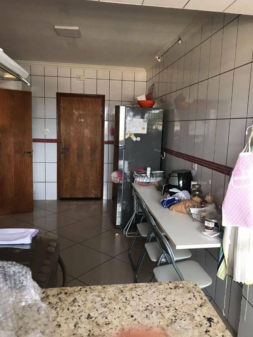 Apartamento à venda com 3 quartos, 140m² - Foto 7