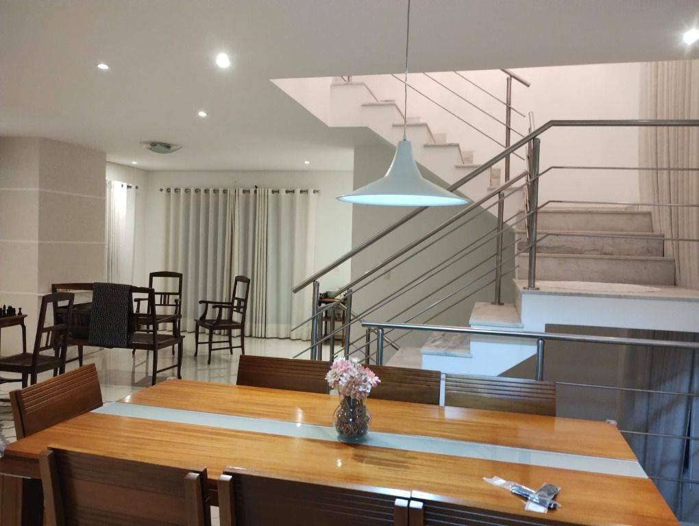 Casa de Condomínio à venda com 4 quartos, 240m² - Foto 2
