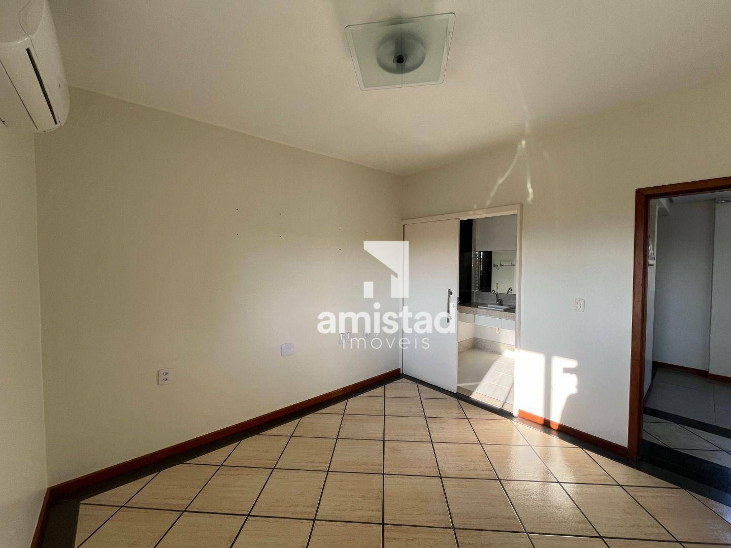 Casa à venda com 3 quartos, 600m² - Foto 7