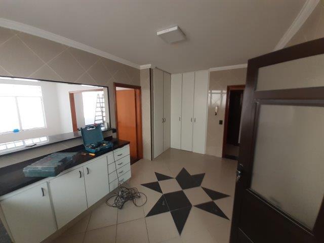 Casa à venda com 4 quartos, 350m² - Foto 7