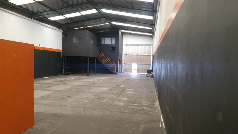 Depósito-Galpão-Armazém para alugar, 330m² - Foto 1