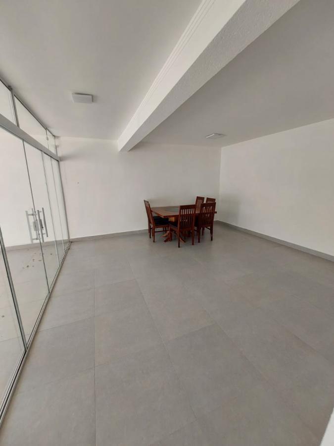 Casa de Condomínio para alugar com 3 quartos, 300m² - Foto 2