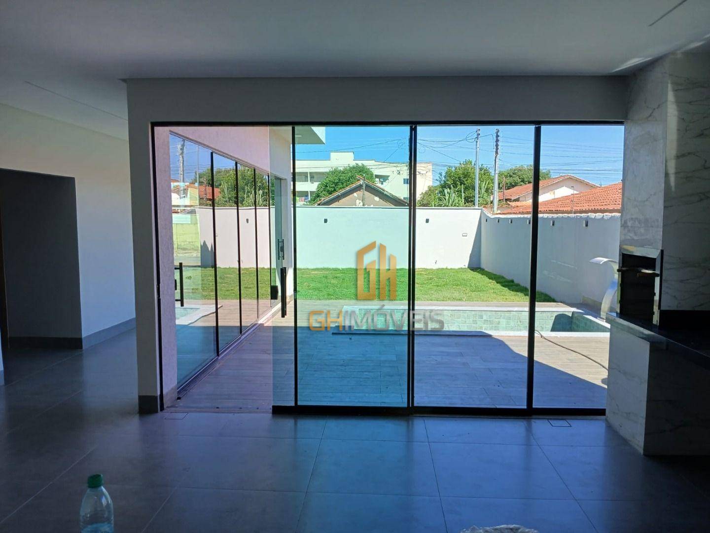 Casa à venda com 3 quartos, 202m² - Foto 1