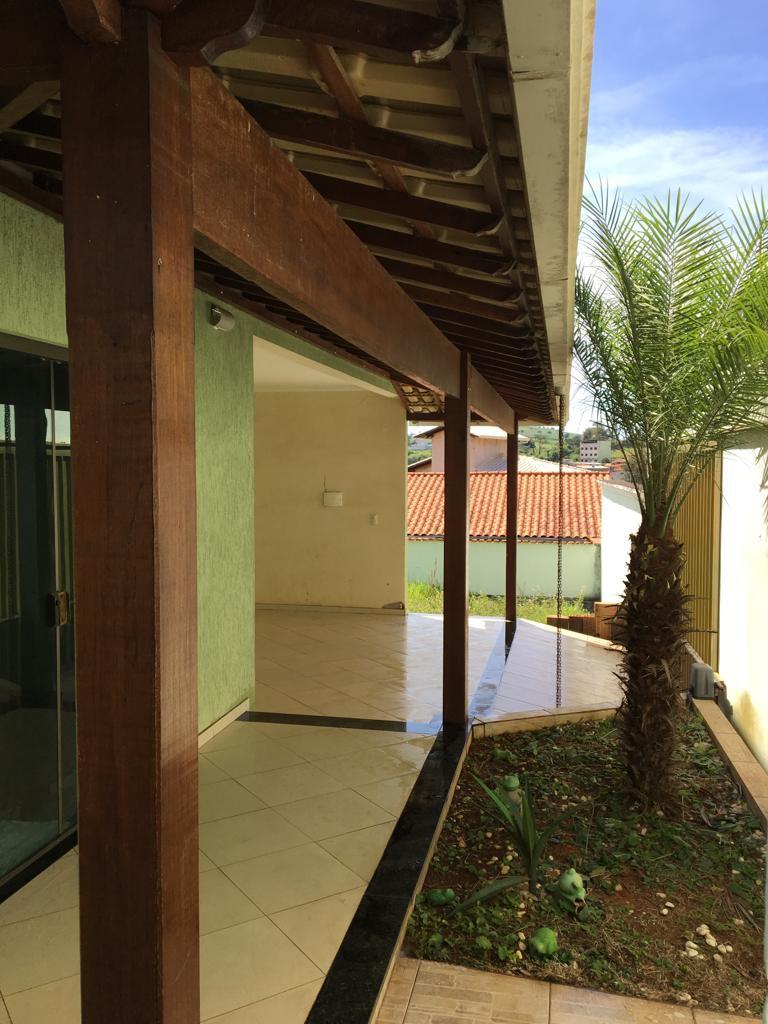 Casa à venda com 4 quartos, 274m² - Foto 3