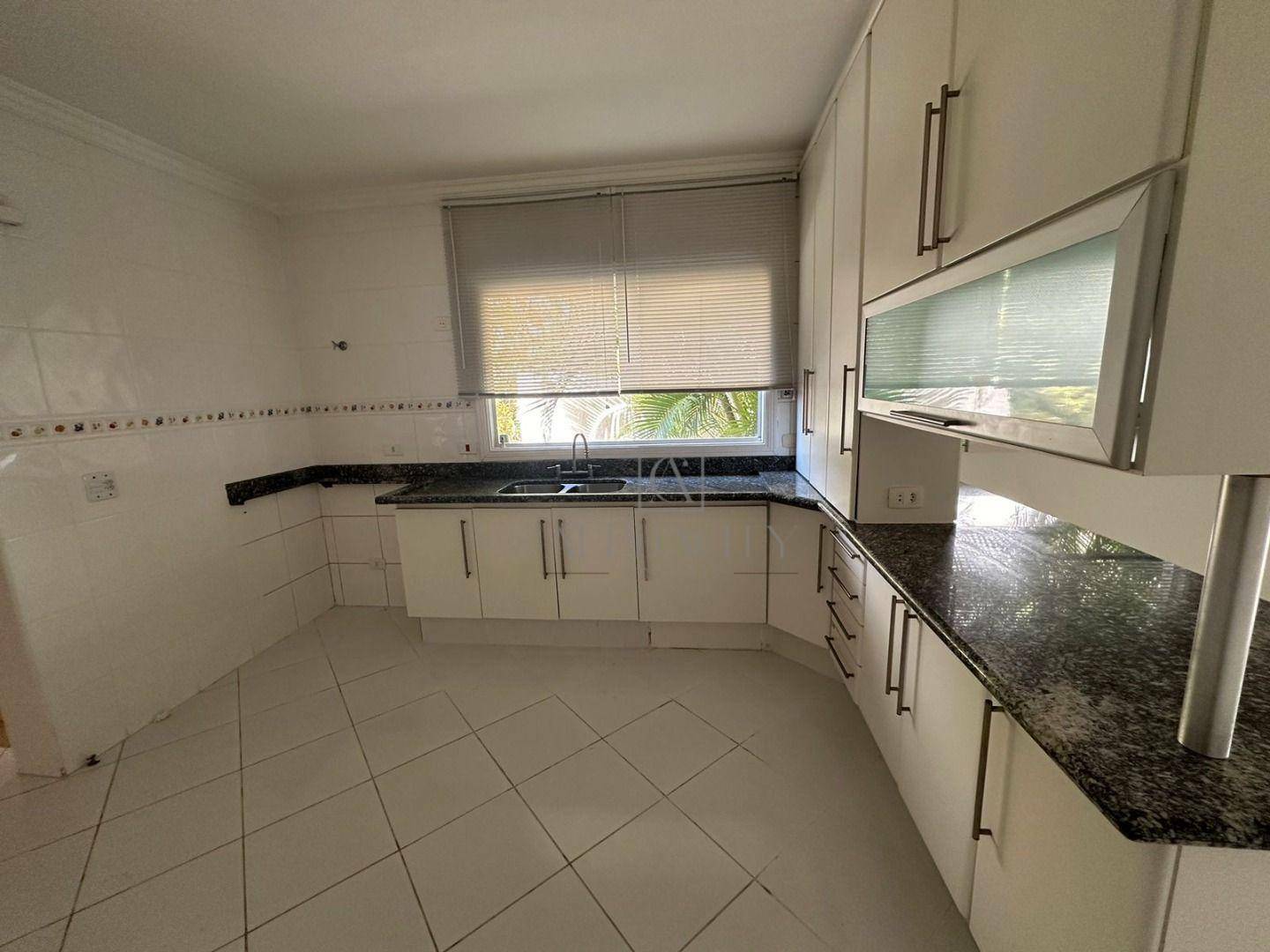 Casa de Condomínio para alugar com 4 quartos, 420m² - Foto 3