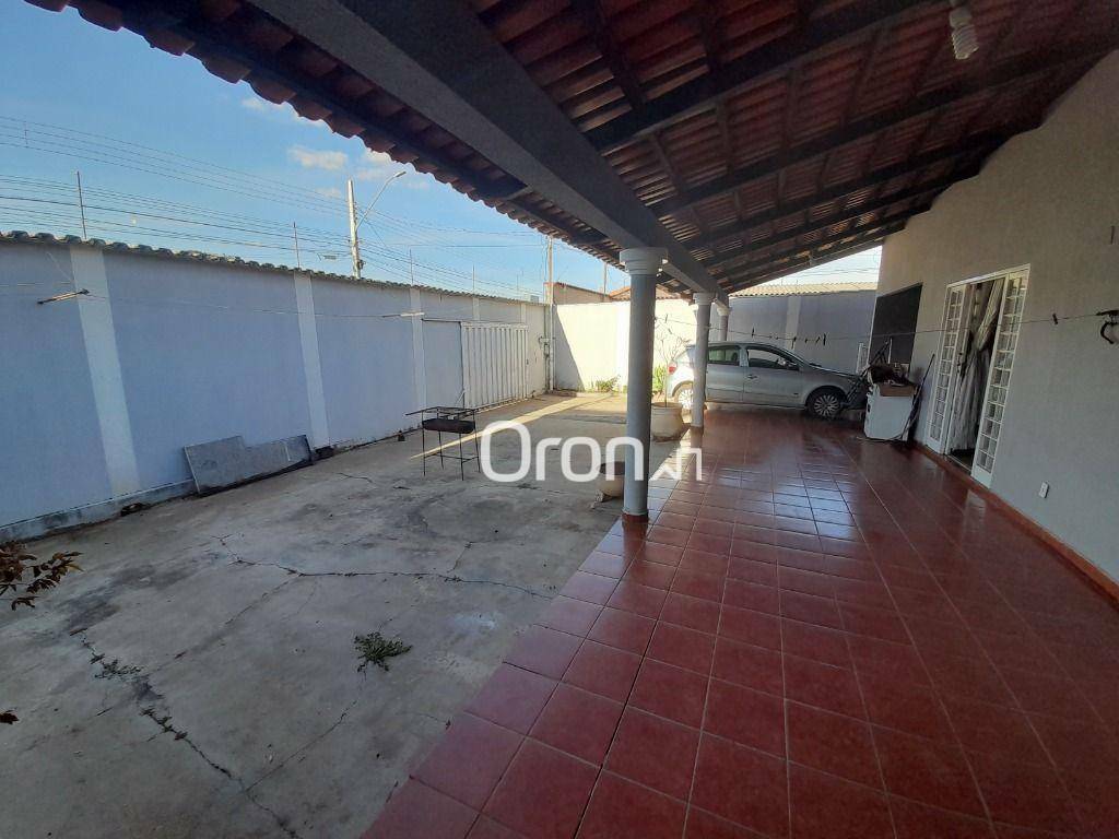 Casa à venda com 4 quartos, 200m² - Foto 2