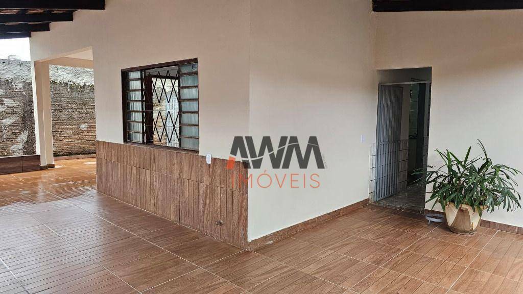 Casa à venda com 3 quartos, 255m² - Foto 1