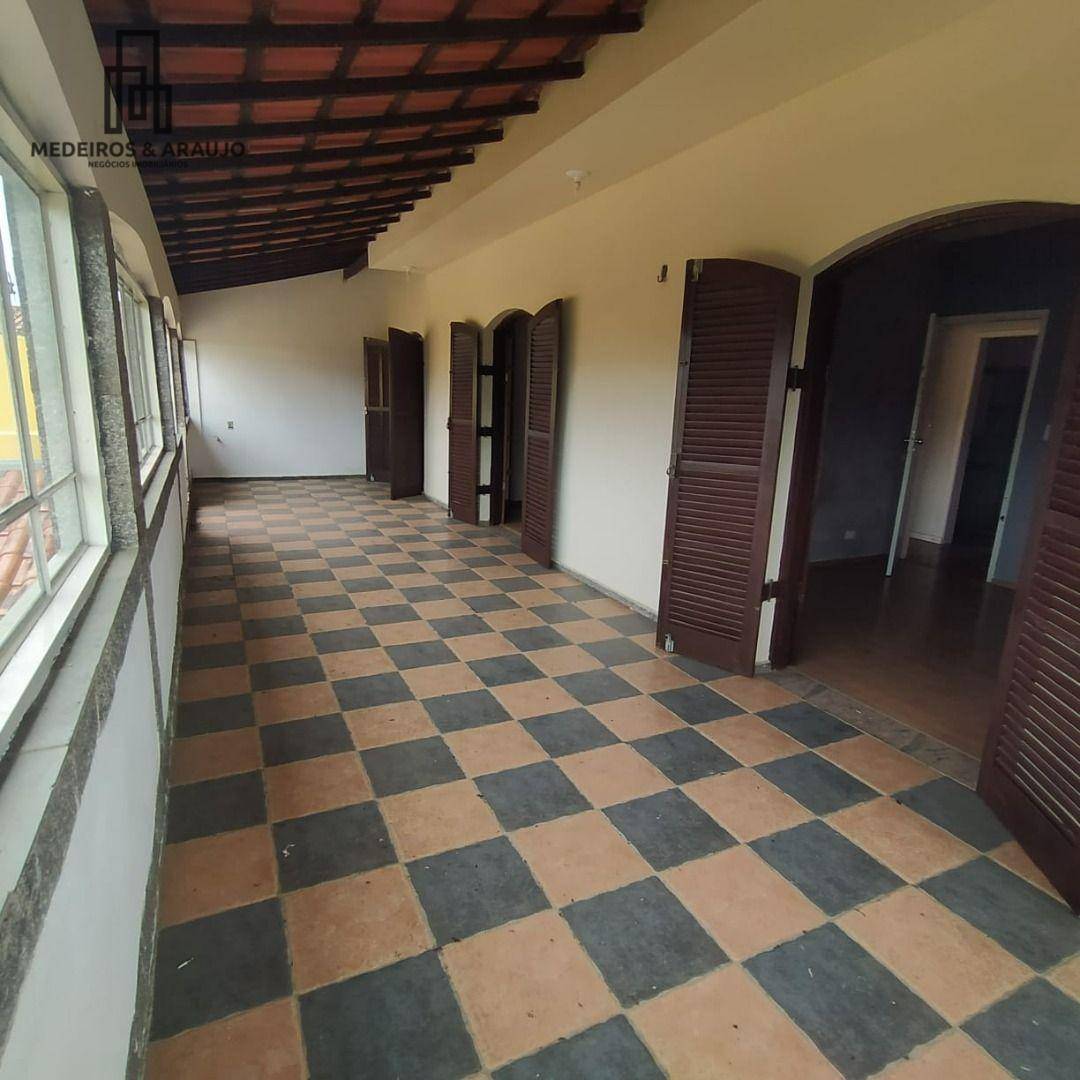 Casa à venda com 4 quartos, 210m² - Foto 2