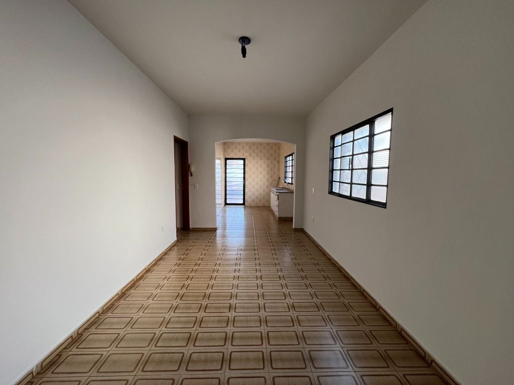 Casa à venda com 3 quartos, 217m² - Foto 1