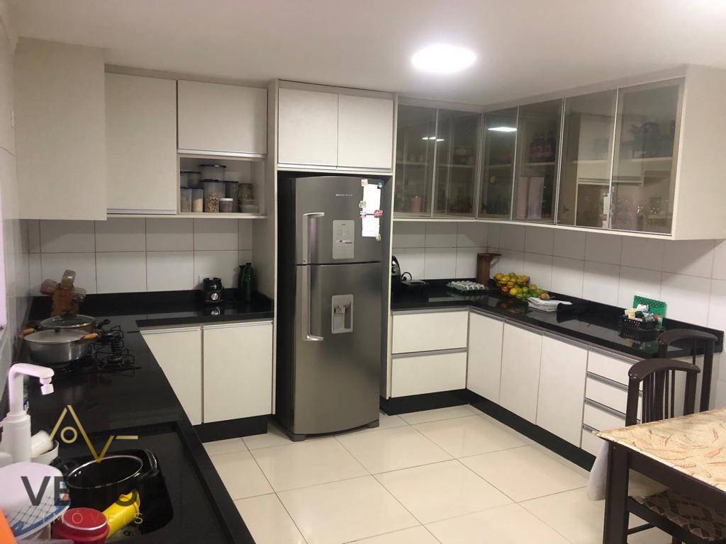 Sobrado à venda com 5 quartos, 240m² - Foto 2