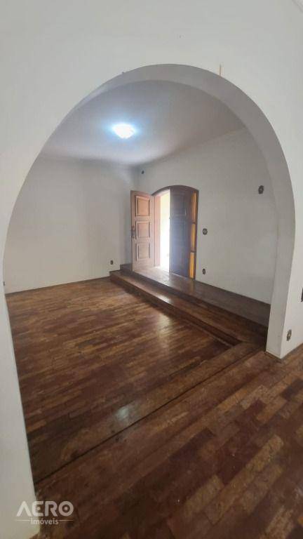 Casa à venda com 4 quartos, 350m² - Foto 27