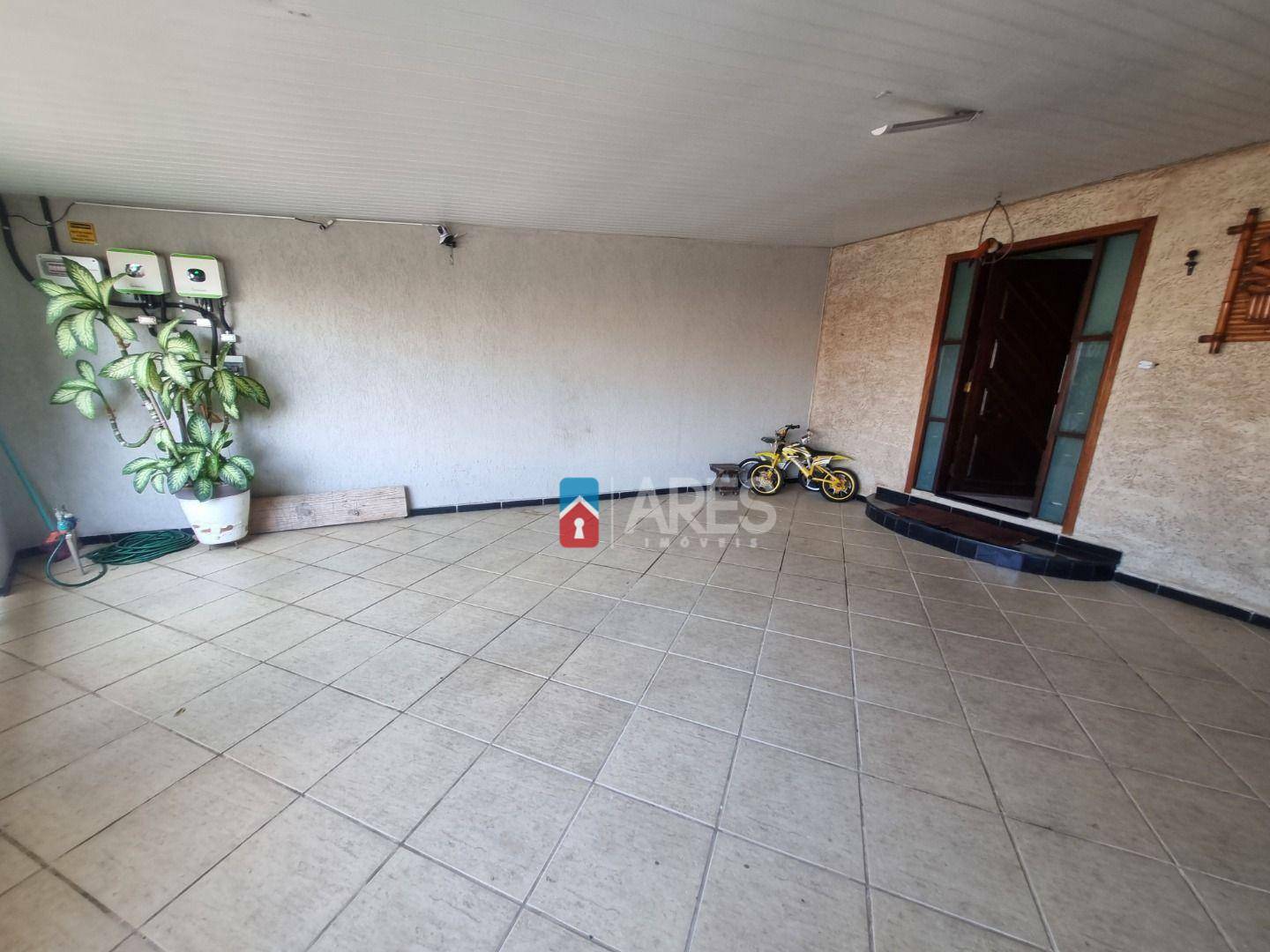 Casa à venda com 3 quartos, 220m² - Foto 1