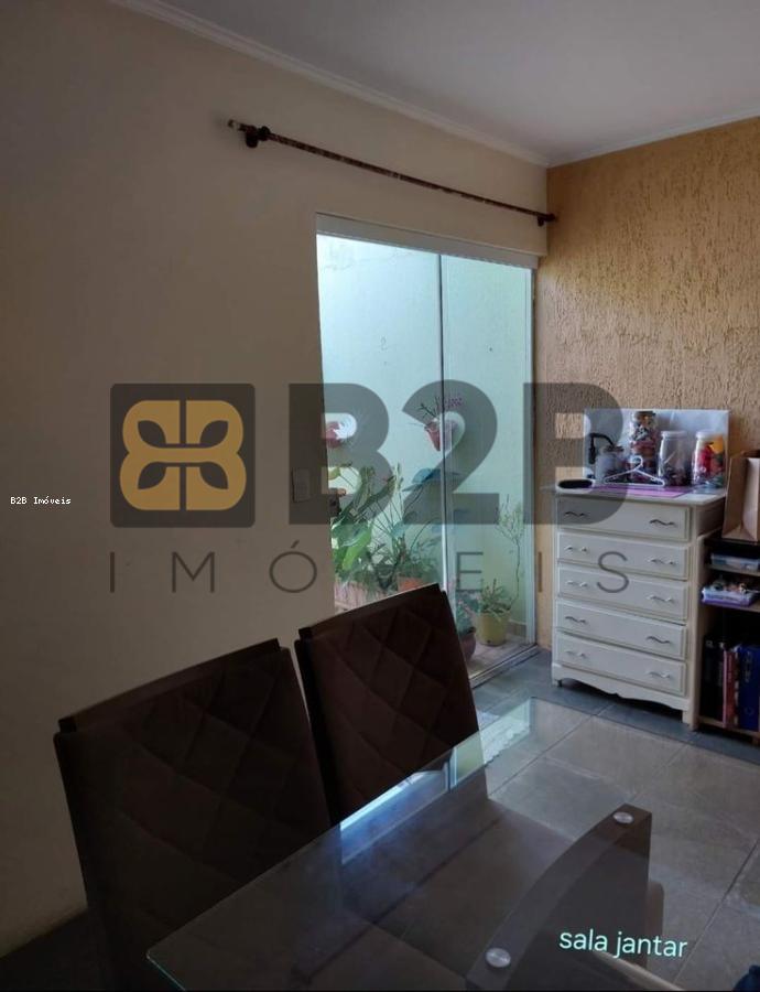 Casa à venda com 3 quartos, 126m² - Foto 1