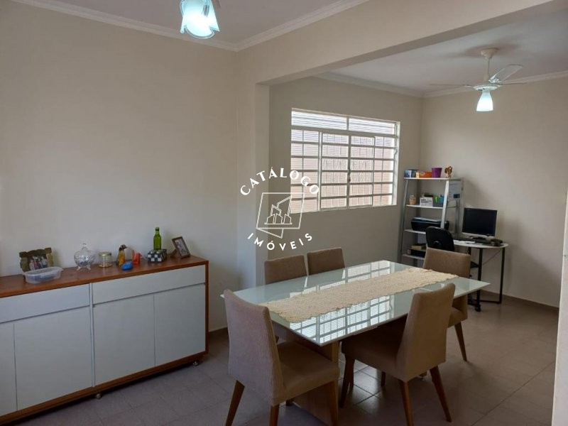 Casa à venda com 4 quartos, 250m² - Foto 2