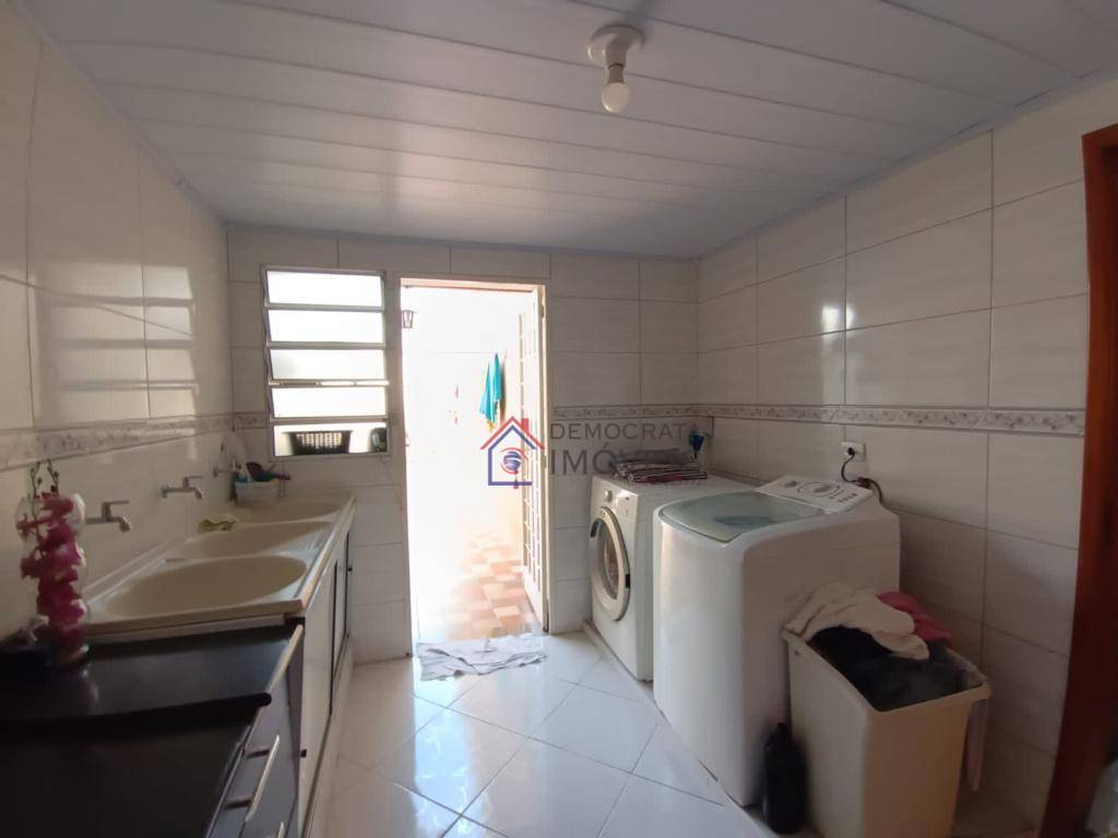 Casa à venda com 3 quartos, 240m² - Foto 8