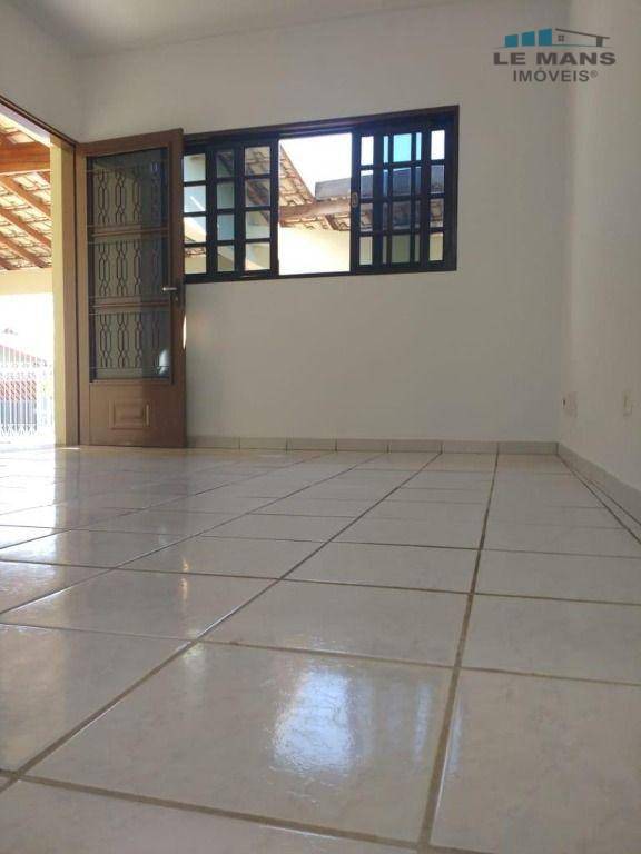 Casa à venda com 3 quartos, 176m² - Foto 2