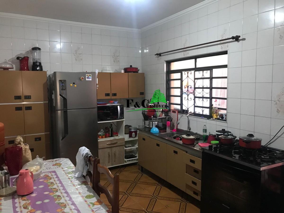 Casa à venda com 4 quartos, 250m² - Foto 1