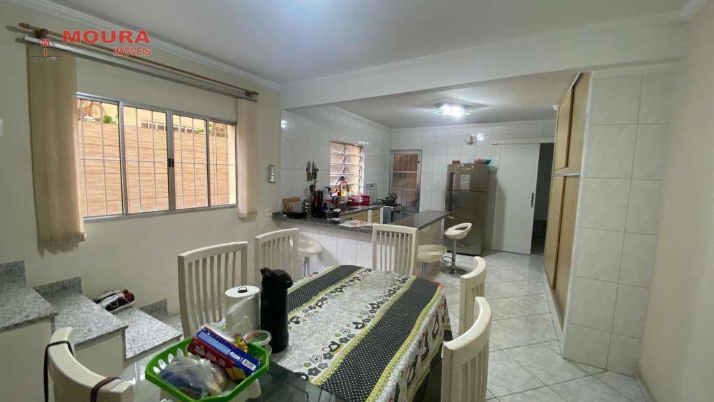 Sobrado à venda com 4 quartos, 180m² - Foto 1