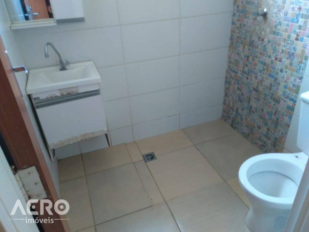 Casa à venda com 2 quartos, 70m² - Foto 4