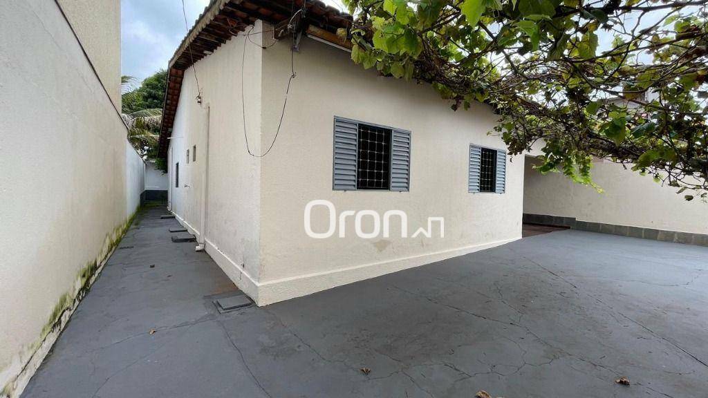 Casa à venda com 4 quartos, 200m² - Foto 2