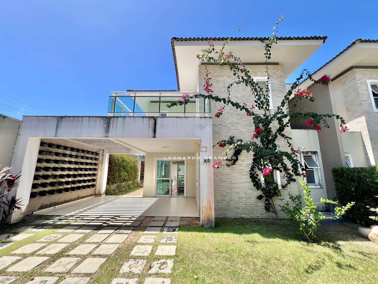 Casa de Condomínio à venda com 4 quartos, 246m² - Foto 1