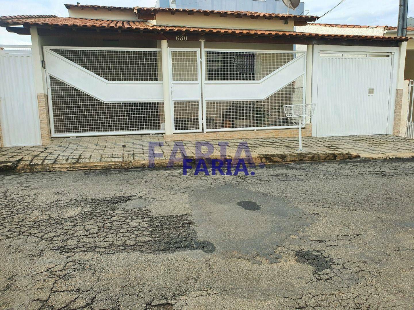 Casa à venda com 4 quartos, 220m² - Foto 2