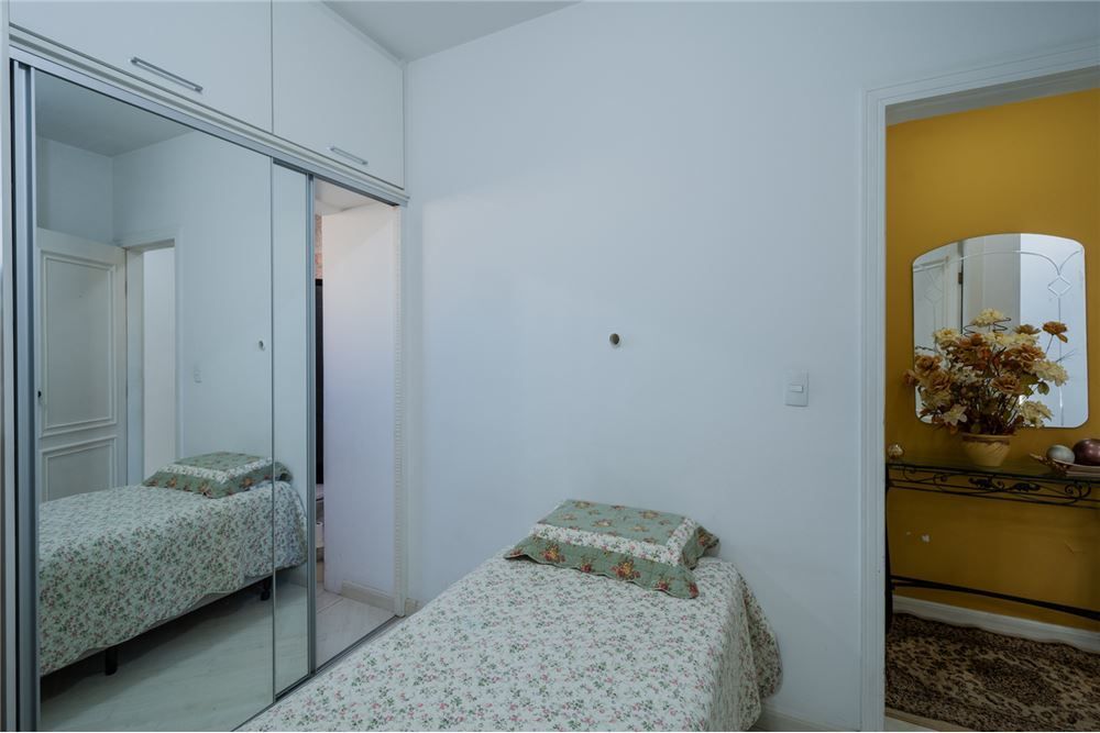 Casa de Condomínio à venda com 4 quartos, 227m² - Foto 2