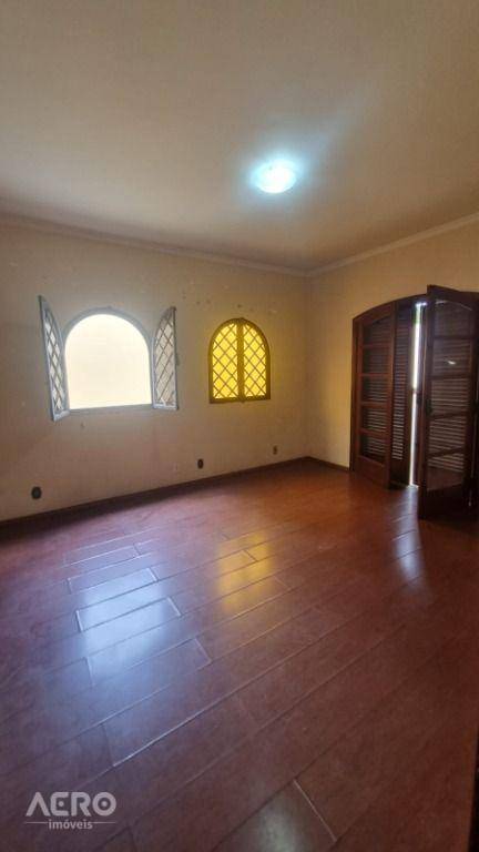 Casa à venda com 4 quartos, 350m² - Foto 41