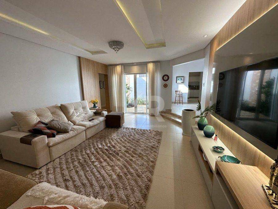 Casa à venda com 3 quartos, 202m² - Foto 2