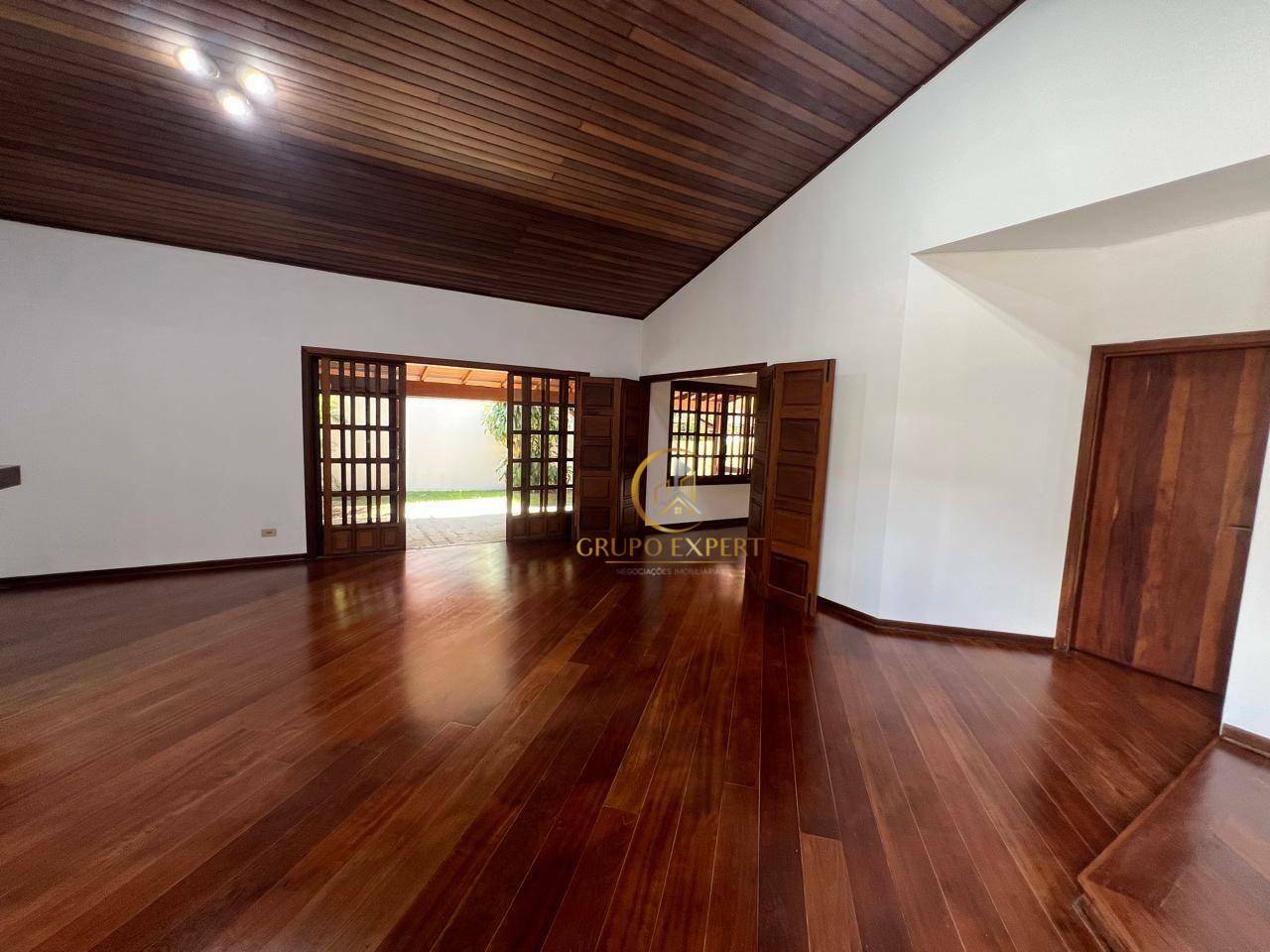 Casa de Condomínio à venda e aluguel com 3 quartos, 300m² - Foto 2