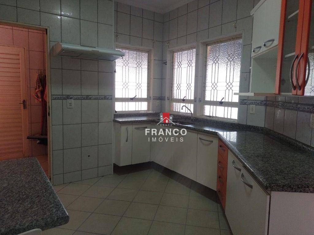 Casa à venda com 3 quartos, 320m² - Foto 24