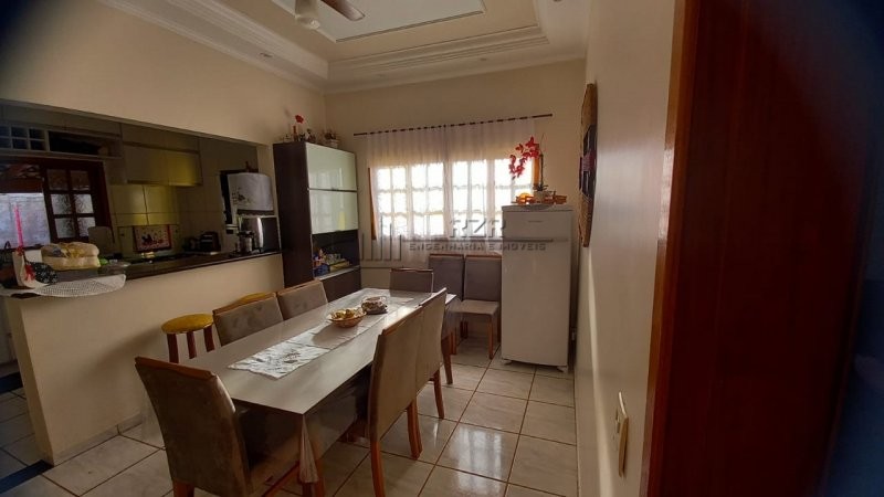 Casa à venda com 3 quartos, 200m² - Foto 1