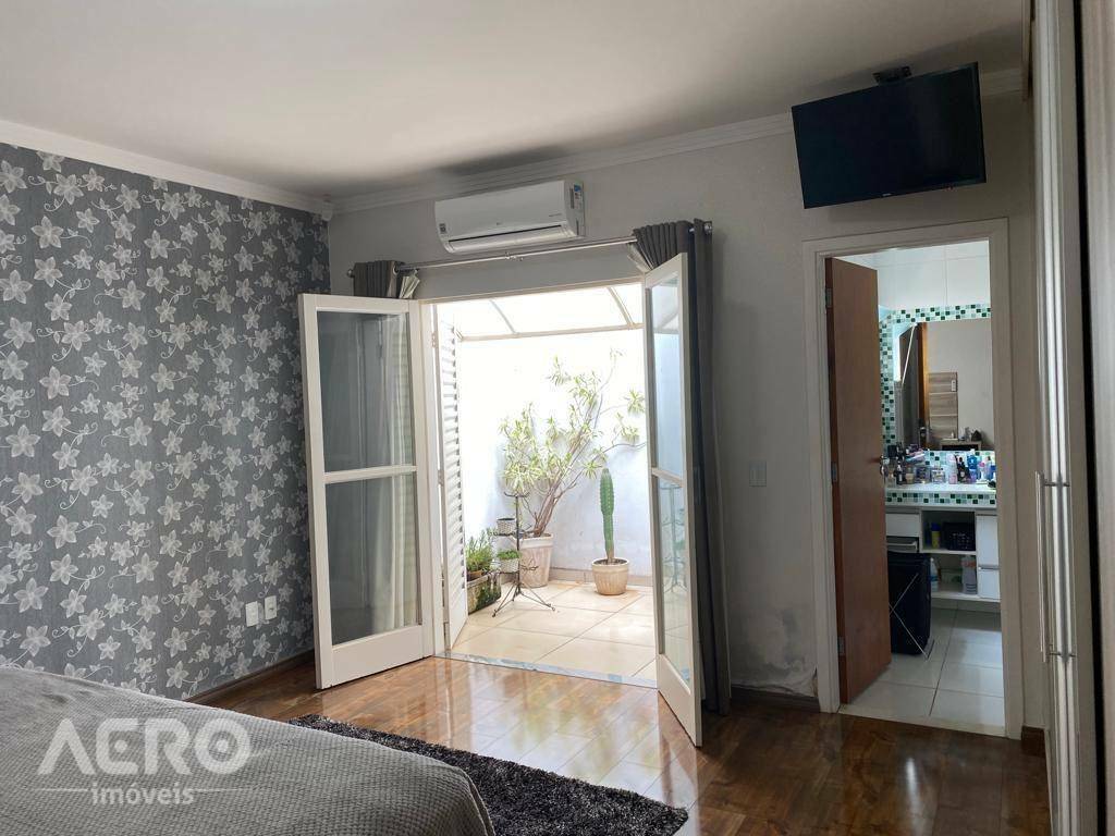 Casa à venda com 3 quartos, 258m² - Foto 2