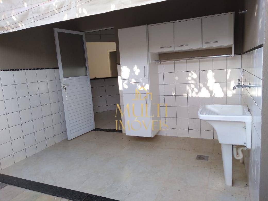 Casa de Condomínio à venda e aluguel com 3 quartos, 200m² - Foto 2