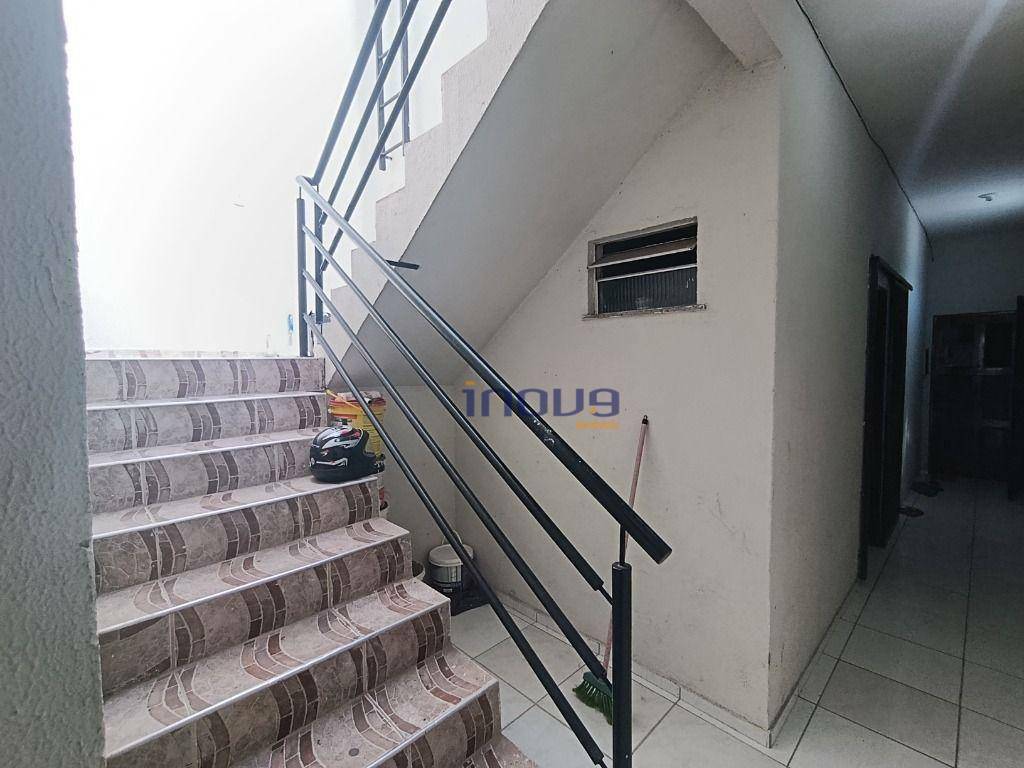 Casa à venda com 8 quartos, 198m² - Foto 11
