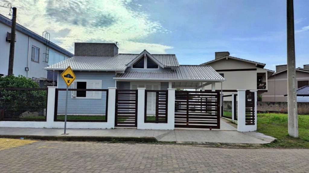 Casa à venda com 2 quartos, 111m² - Foto 1