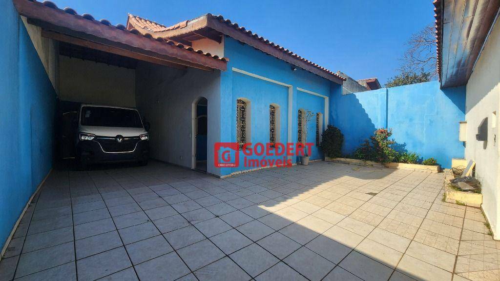 Casa à venda com 4 quartos, 238m² - Foto 1