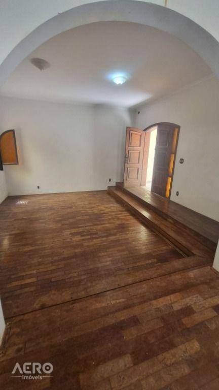 Casa à venda com 4 quartos, 350m² - Foto 11