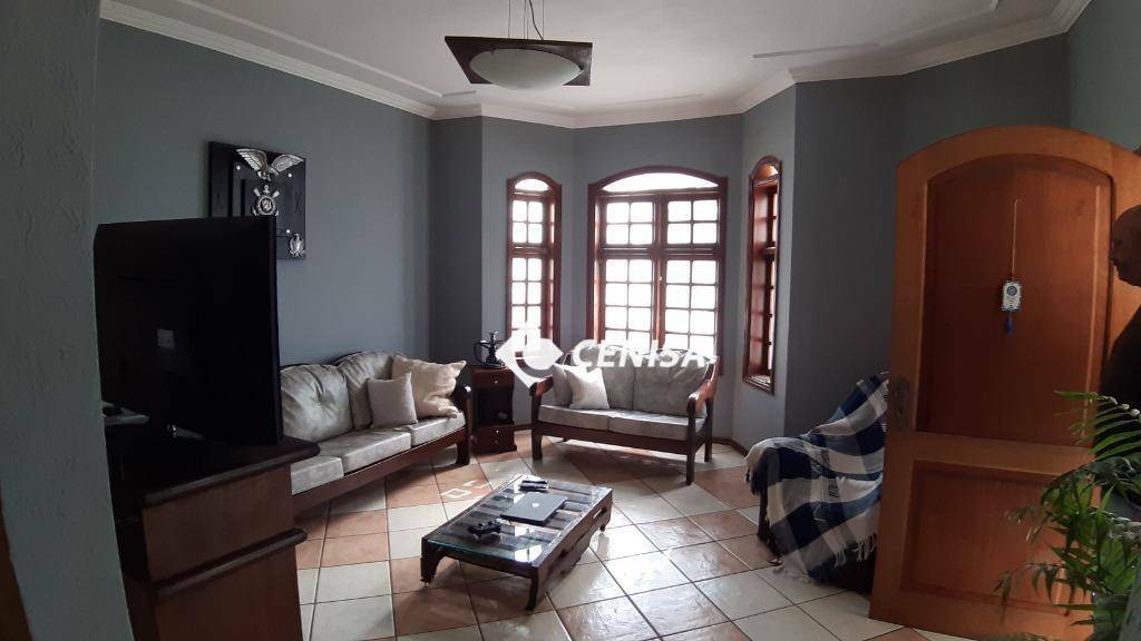 Casa à venda com 4 quartos, 234m² - Foto 2