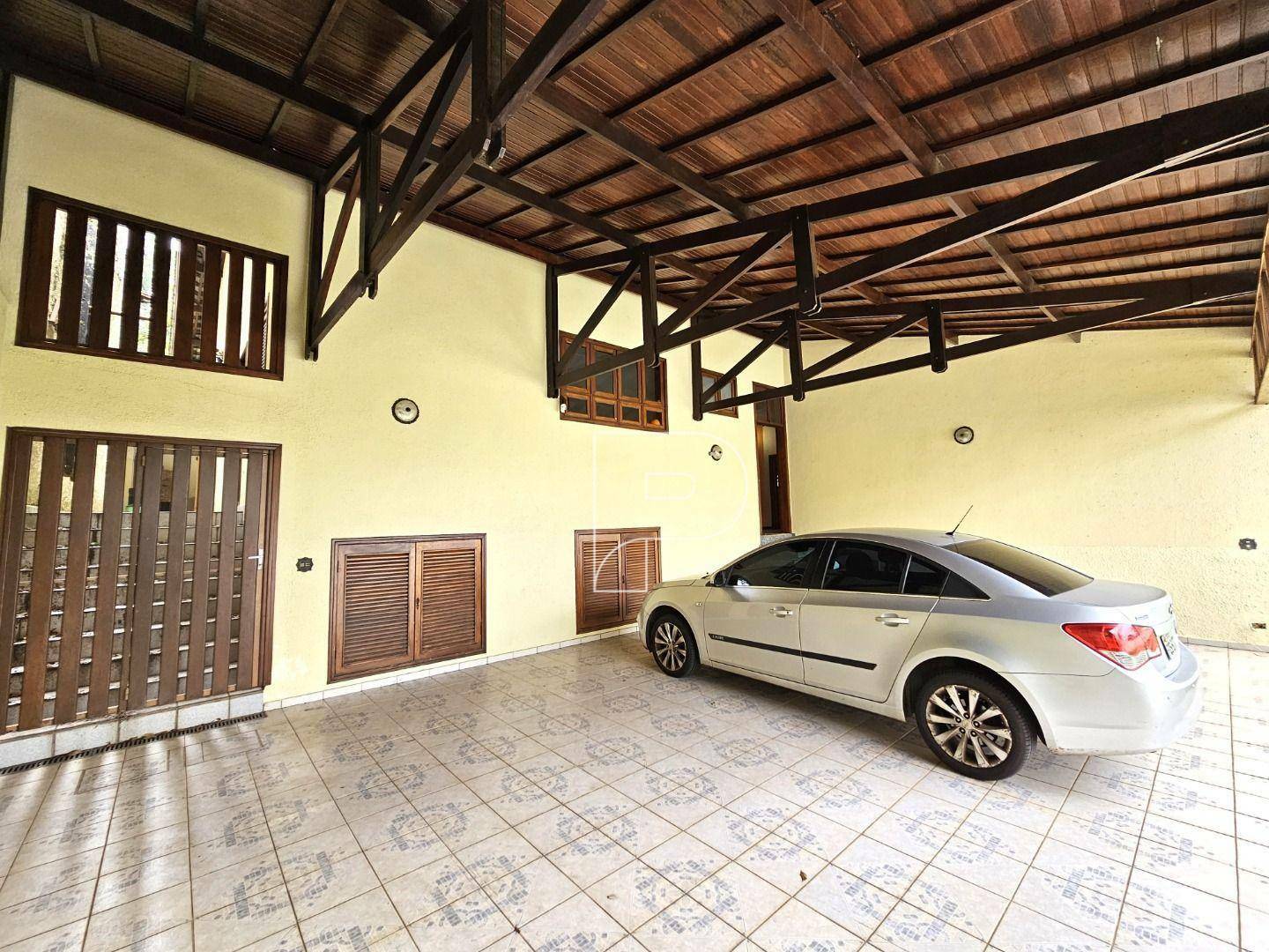 Casa à venda e aluguel com 4 quartos, 520m² - Foto 1