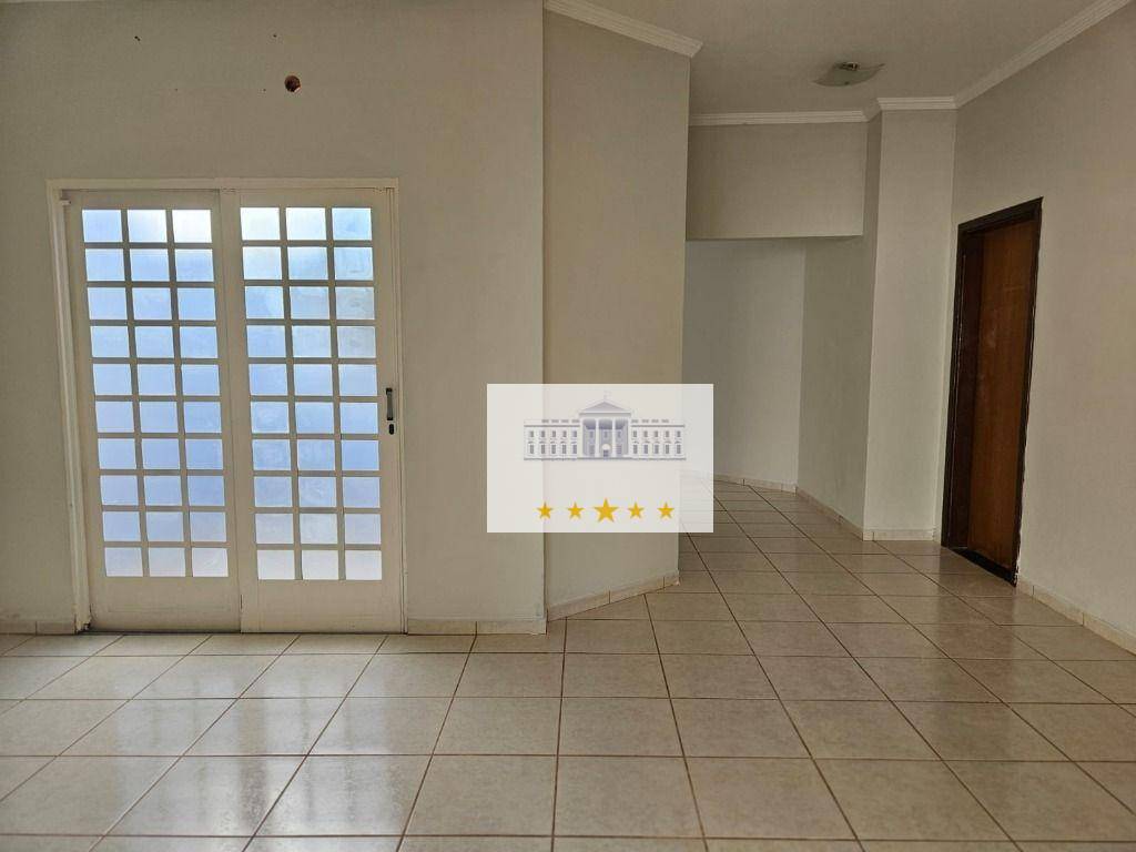 Casa à venda com 3 quartos, 210m² - Foto 1