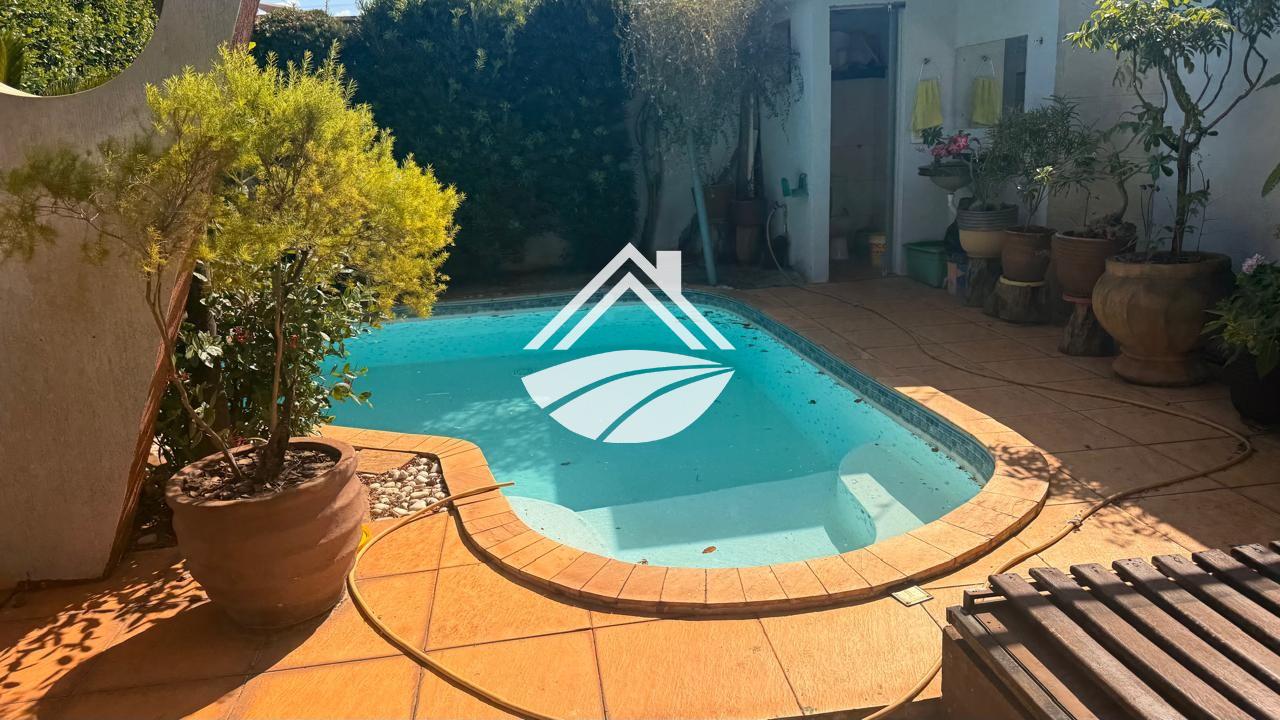 Casa à venda com 4 quartos, 372m² - Foto 2