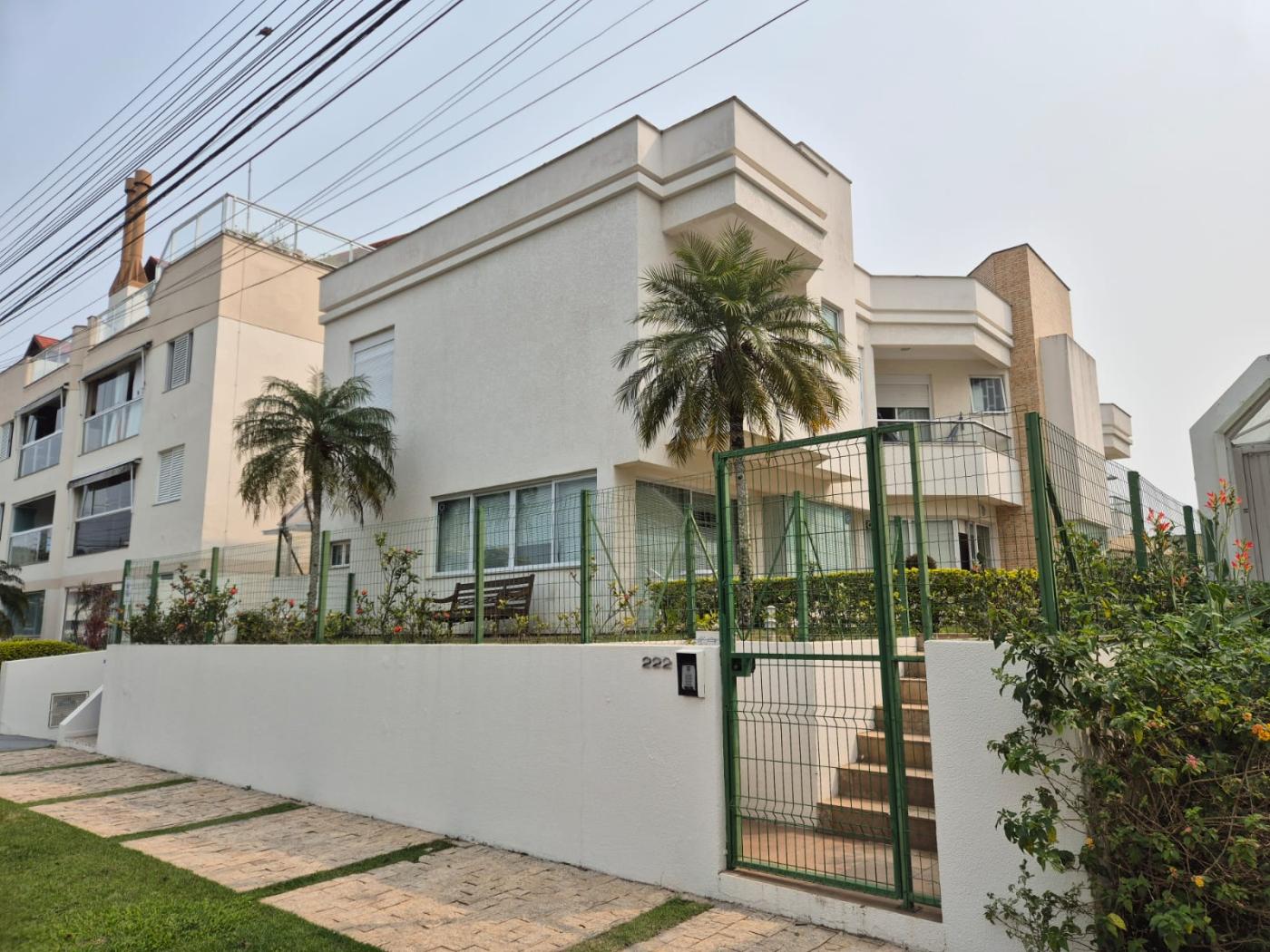 Casa à venda com 3 quartos, 223m² - Foto 1