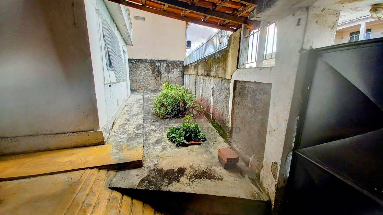 Casa à venda com 2 quartos, 306m² - Foto 2