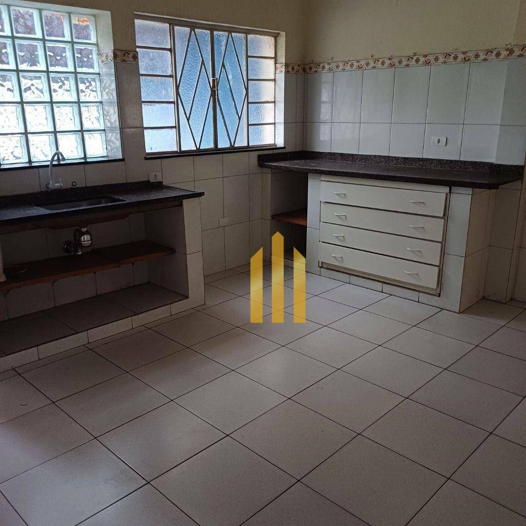 Casa para alugar com 2 quartos, 250m² - Foto 2