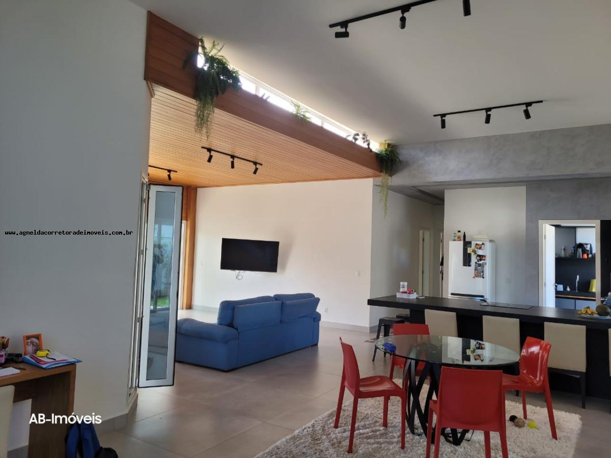 Casa de Condomínio à venda com 3 quartos, 214m² - Foto 1