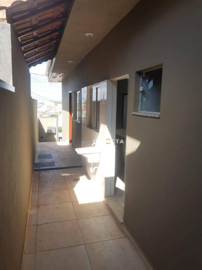 Casa à venda com 2 quartos, 70m² - Foto 4