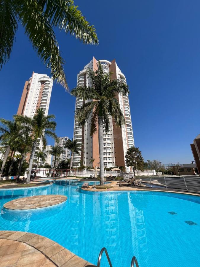 Apartamento para alugar com 3 quartos, 232m² - Foto 2